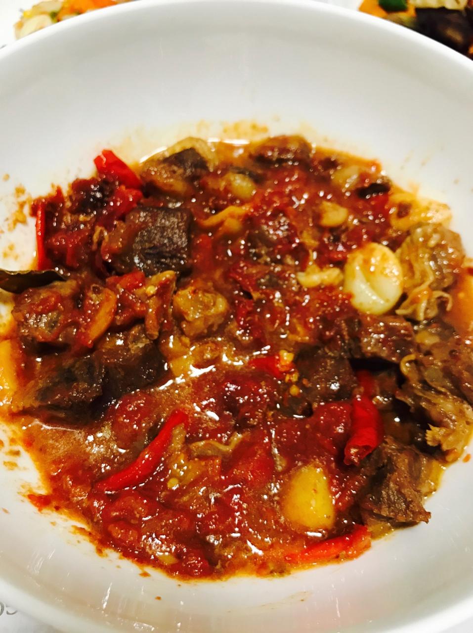 给我一份西红柿炖牛腩，我能吃掉三碗米饭。