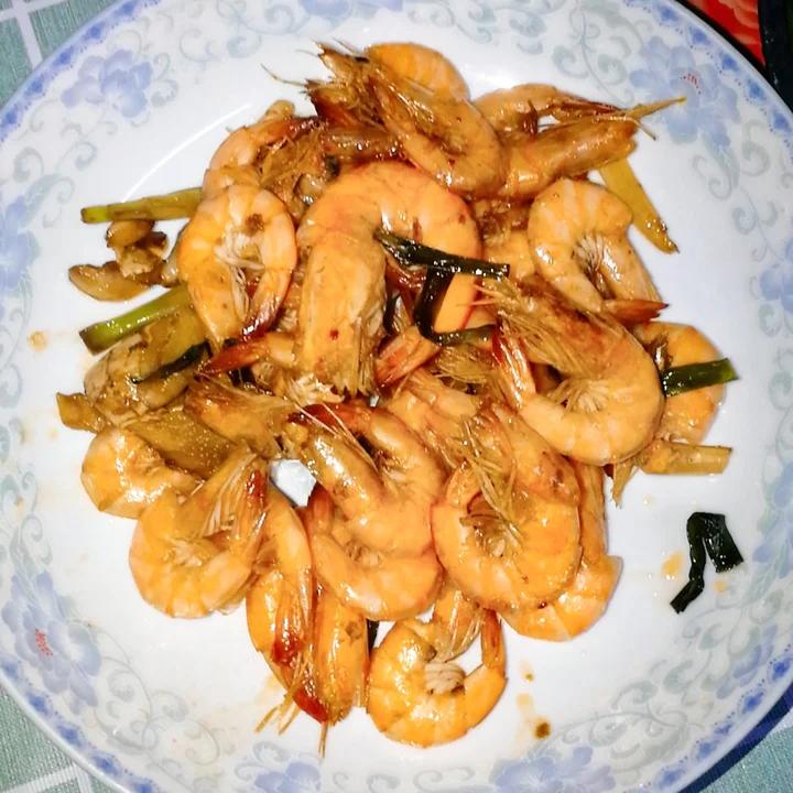 吃完还会继续舔手指的    快手油闷大虾