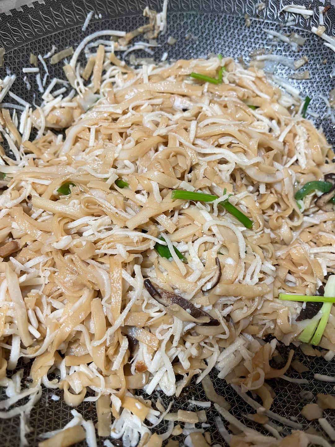 竹笋炒粿条的做法