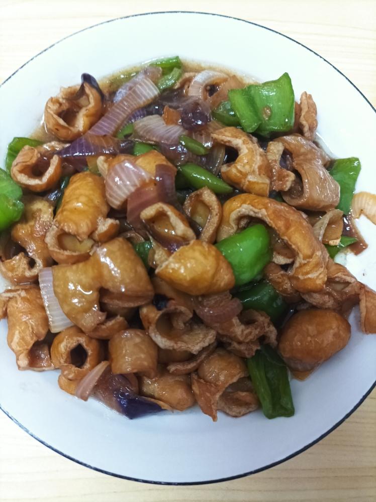 姜5片耗油1勺洋葱1个青椒1个油适量盐适量红烧肥肠的做法大肠将油摘除