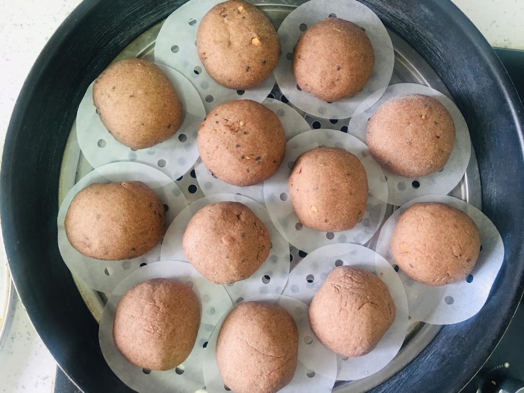 黑芝麻红枣全麦馒头