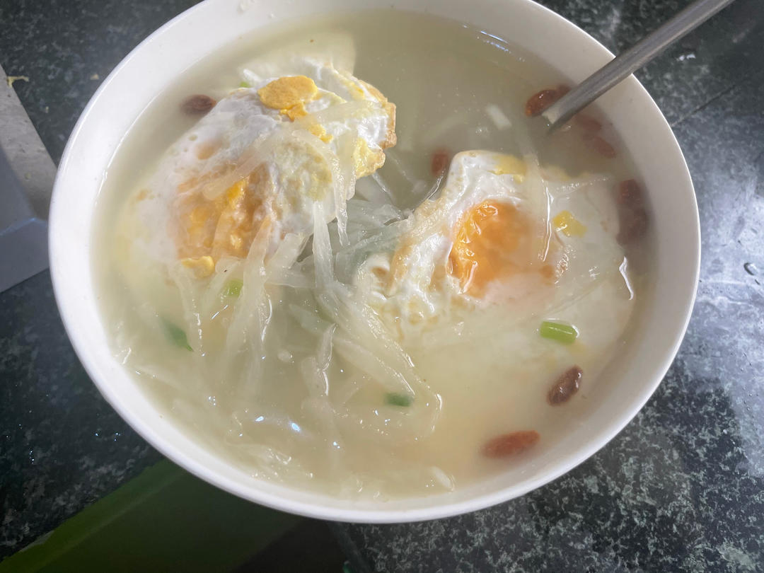 适合宝宝秋天喝的汤·煎蛋白萝卜汤
