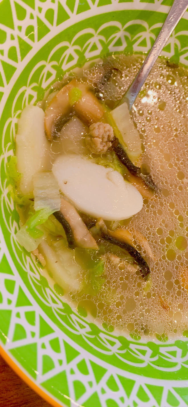 白菜蘑菇 肉碎年糕汤的做法