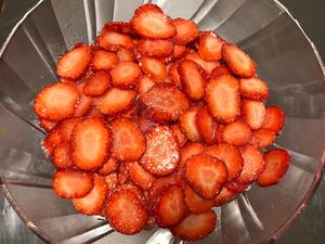 草莓淋酱的做法 步骤2