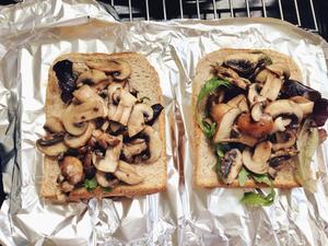 烤芝士蘑菇开口三明治的做法 步骤5