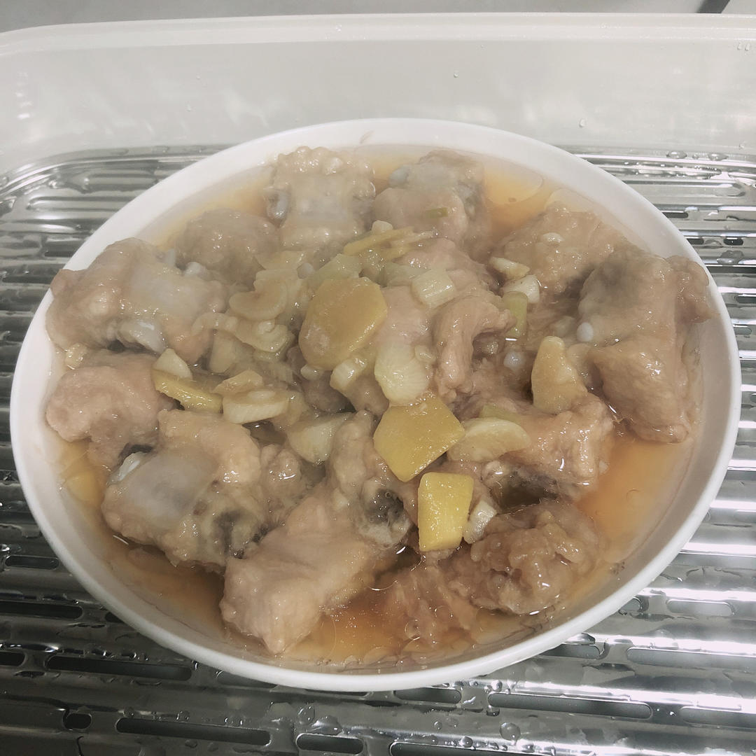 小朋友抢着吃简单且营养的清蒸排骨