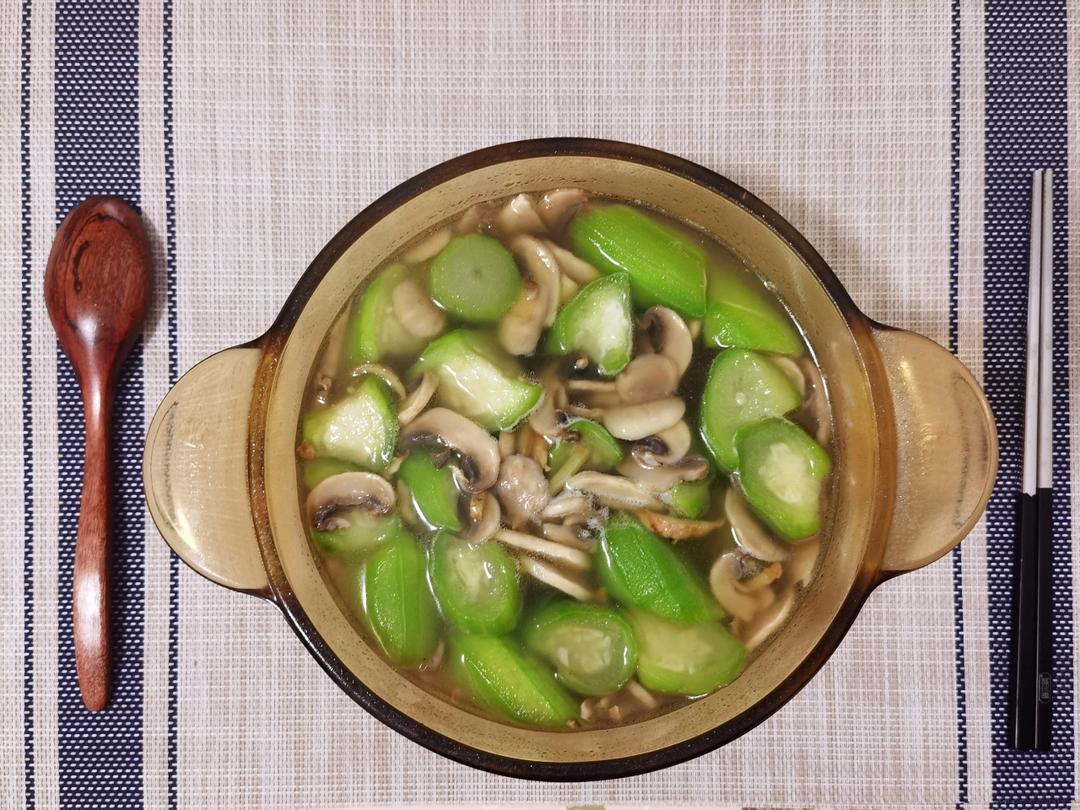汤鲜味美！适合天热喝的刮油神汤～丝瓜蘑菇汤