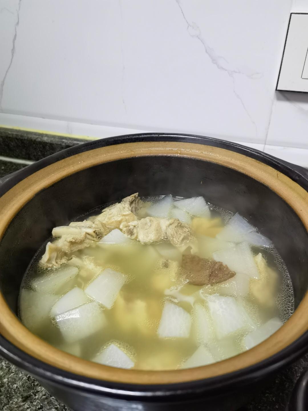 白萝卜排骨汤～～～食材简单但清甜好喝