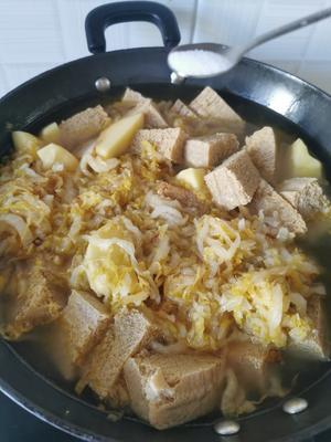 冻豆腐炖酸菜土豆的做法 步骤8