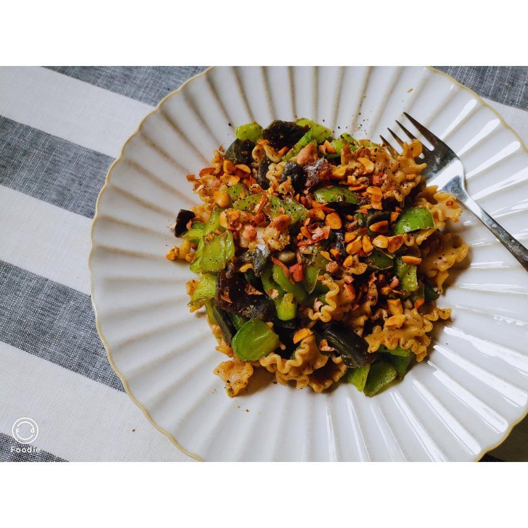 青椒皮蛋辣花生碎全麦意面【健康一锅端】