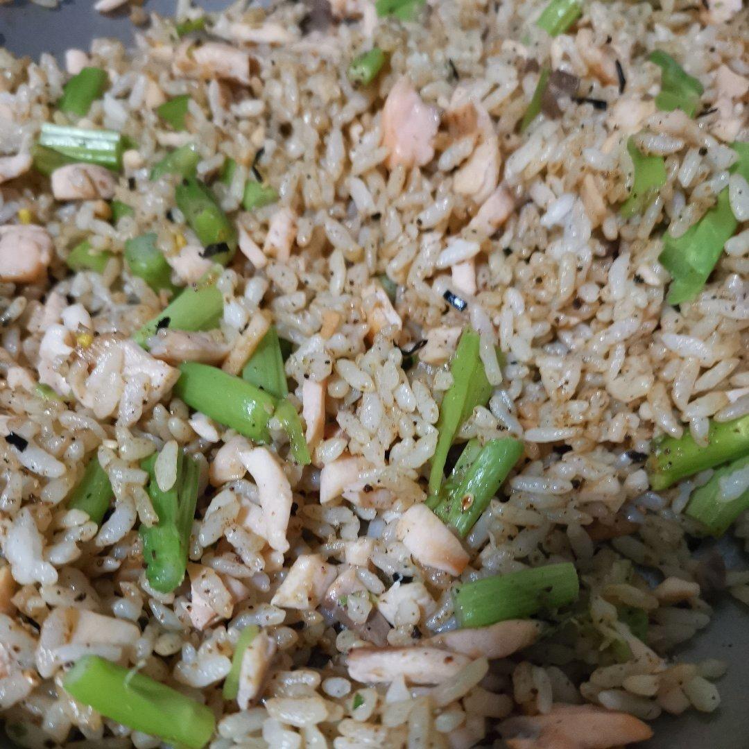 烟熏三文鱼牛油果香松炒饭