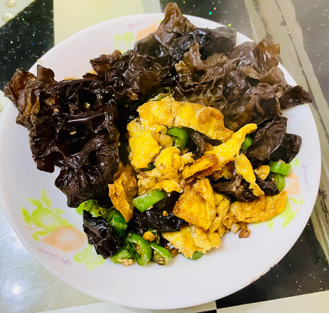 黑木耳青椒炒鸡蛋（营养又下饭）