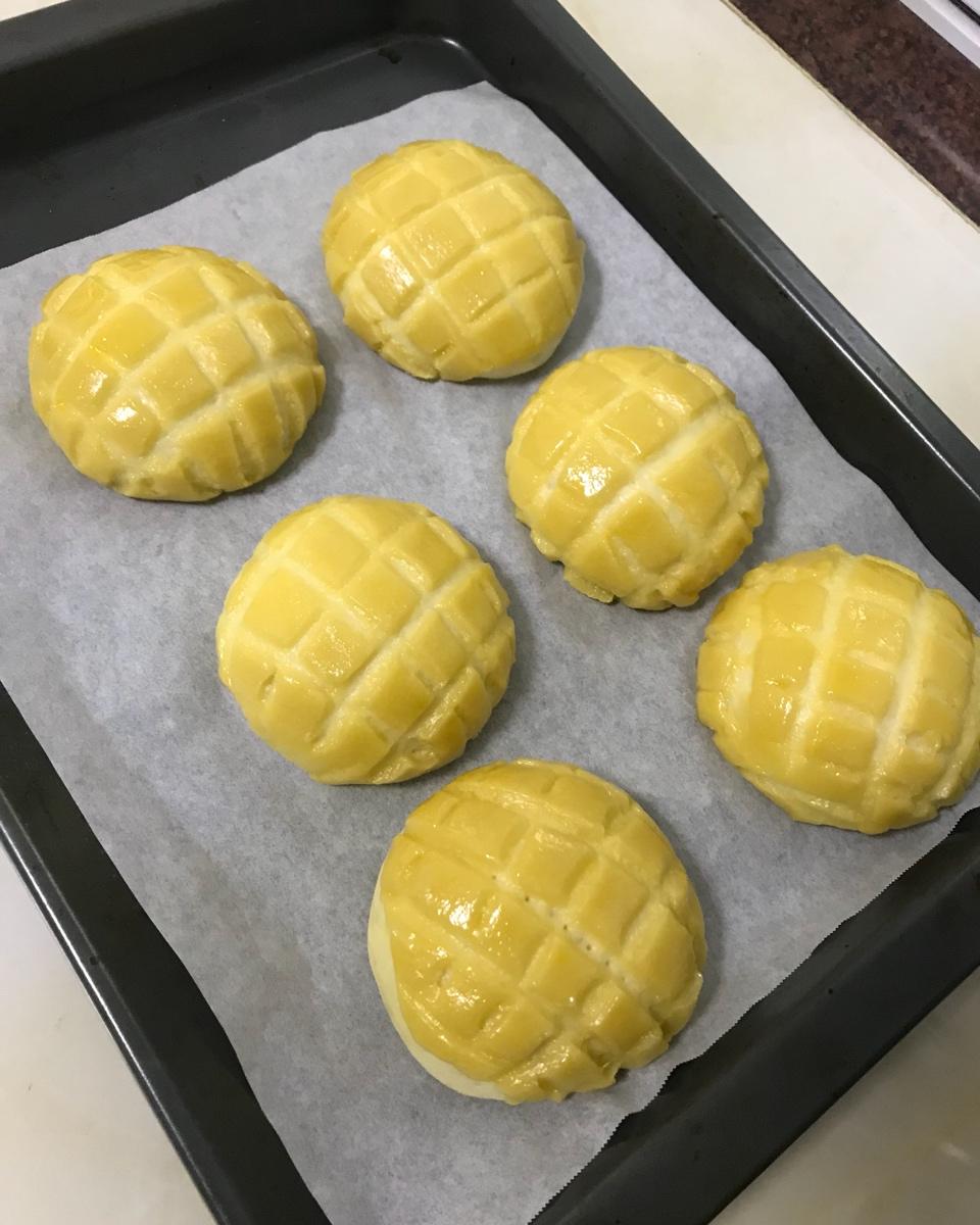 好吃到炸裂的港式菠萝包（附带制作酥皮的小视频）