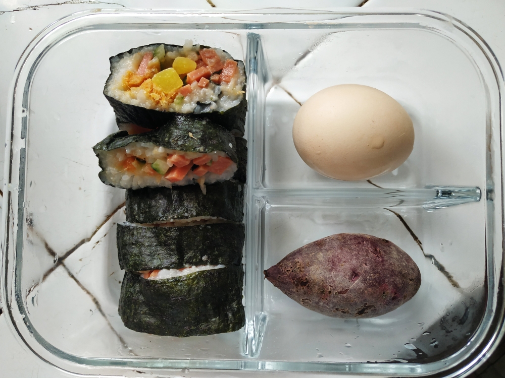 【一日便当】寿司+紫薯仔+煮鸡蛋的做法