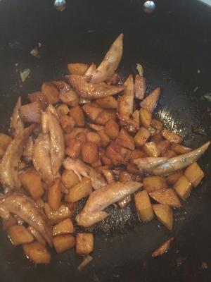 土豆焖鸡翅尖的做法 步骤5