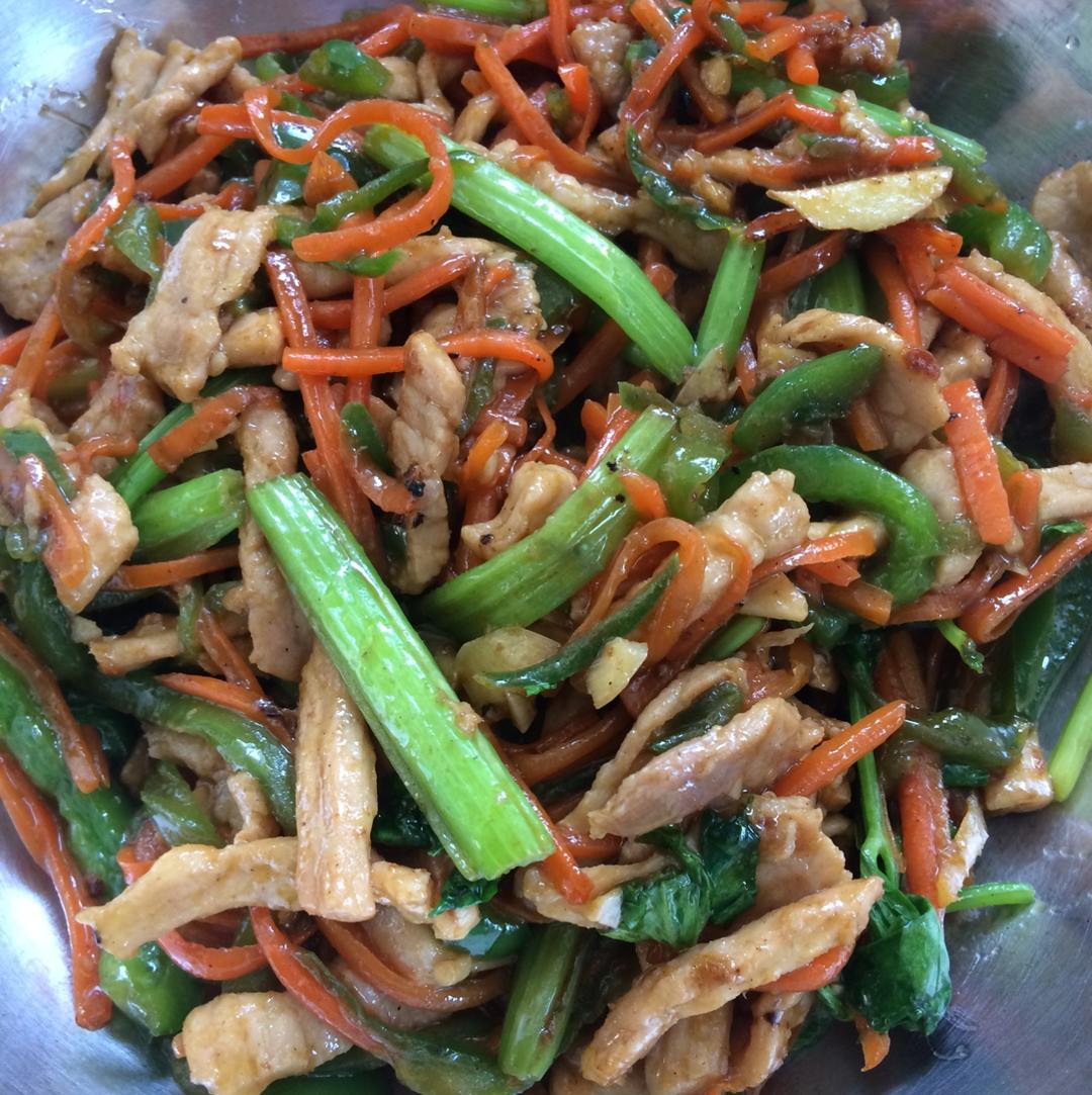 超下饭的青椒胡萝丝炒肉