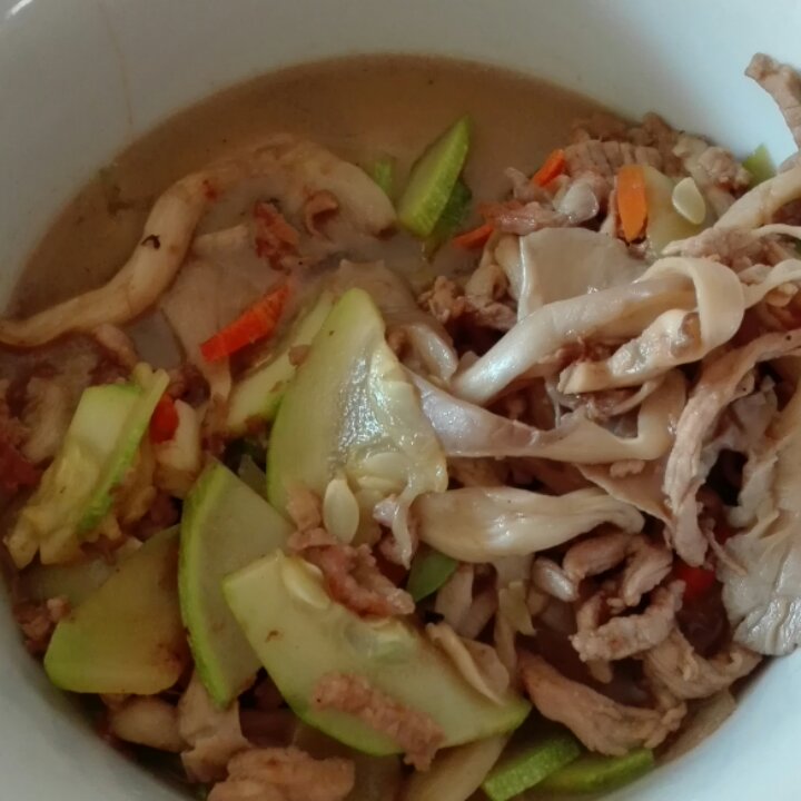 蘑菇炒蒲瓜