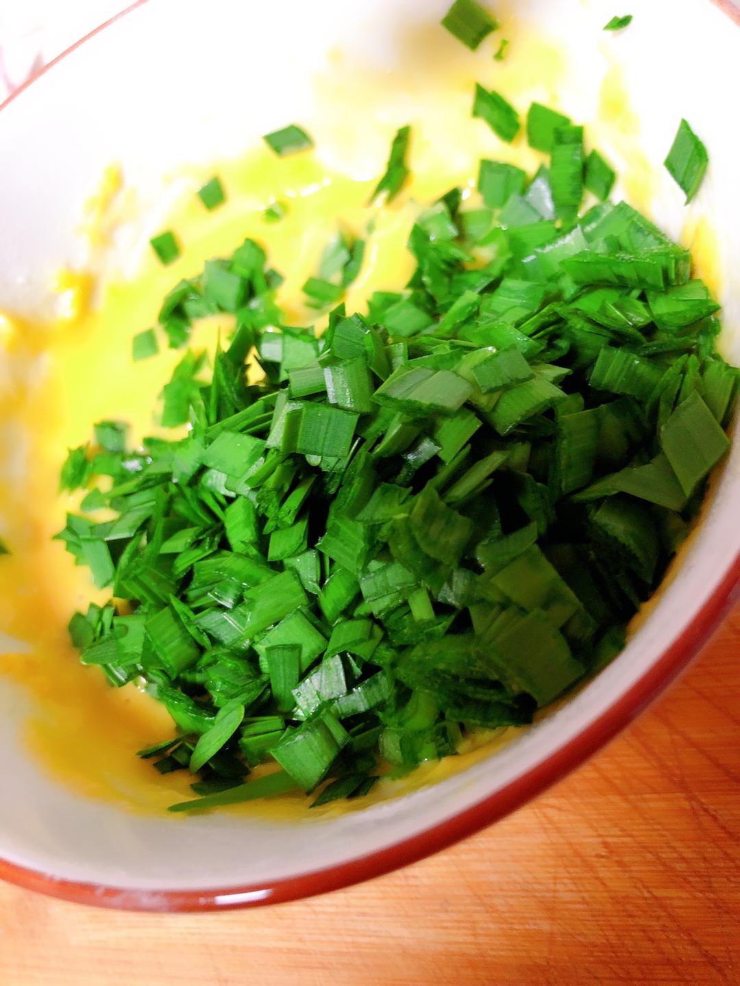 韭菜鸡蛋薄饼的做法 步骤2