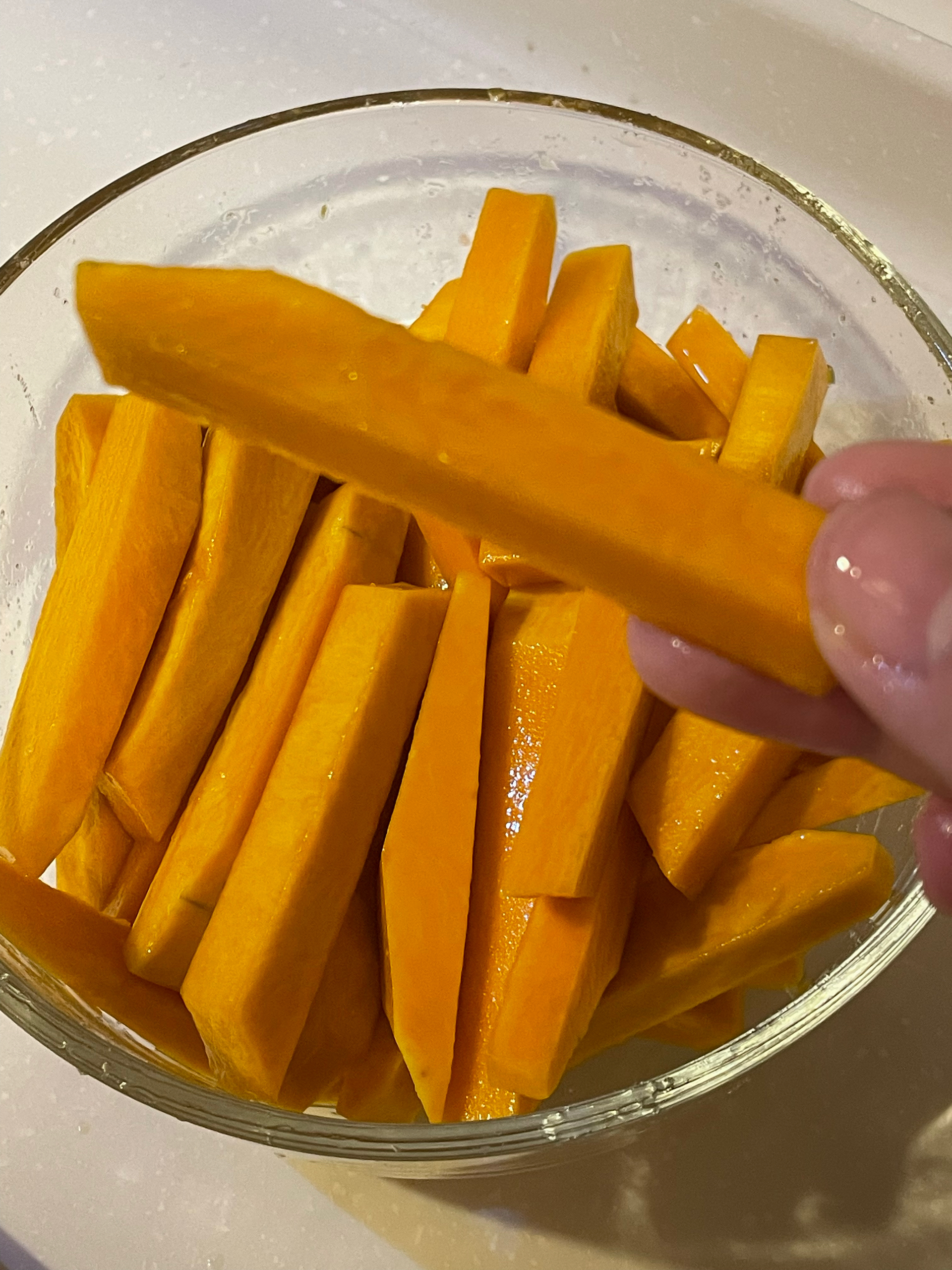 跟风做的，咸蛋黄焗南瓜，好吃绝了的做法 步骤1
