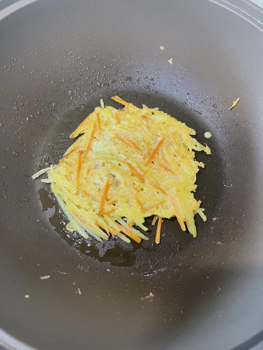 土豆絲胡蘿卜絲早餐餅的做法 步驟5