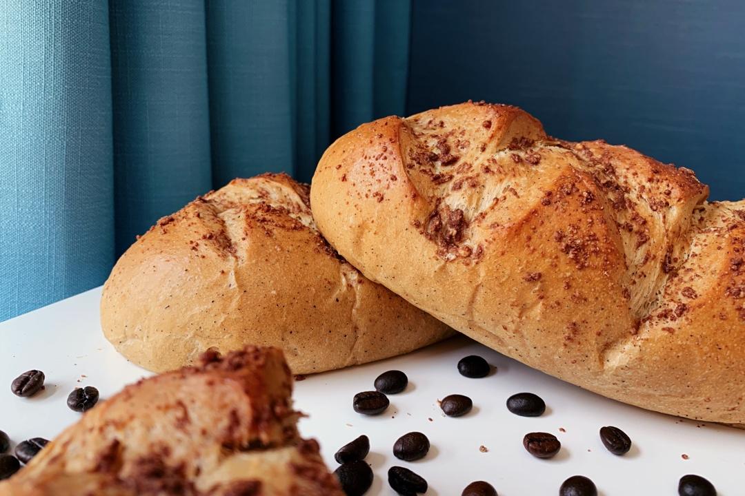 黑旋风（仿原麦山丘）Coffee flavored bread filled with chocolate chips,pine