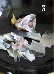 金虫草鲈鱼汤的做法 步骤3