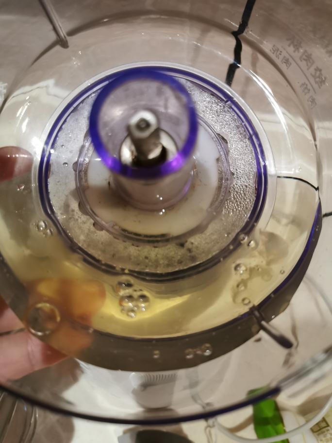 电饭煲蛋糕 绞肉机打发蛋清 没有电动打蛋器 那就试试家里的绞肉机 会让你很惊喜哦 的做法步骤图 怡abby 下厨房