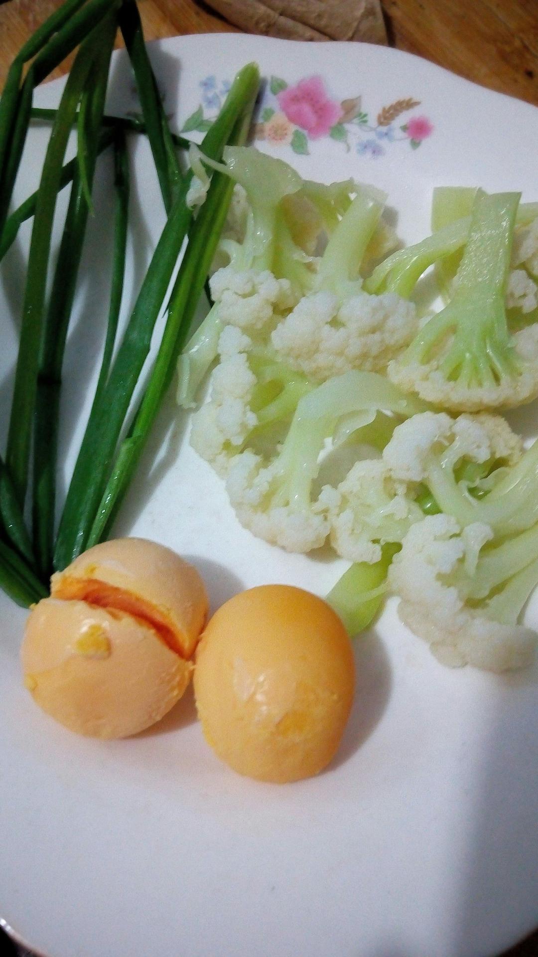 咸蛋黄焗花菜的做法