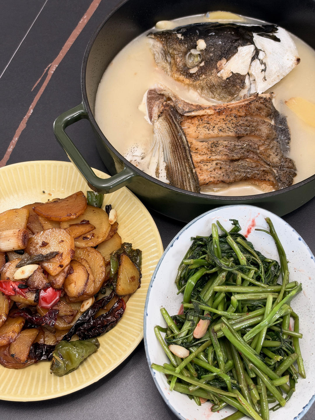 鱼头汤（鱼头豆腐时蔬汤、味鲜汤白有窍门)