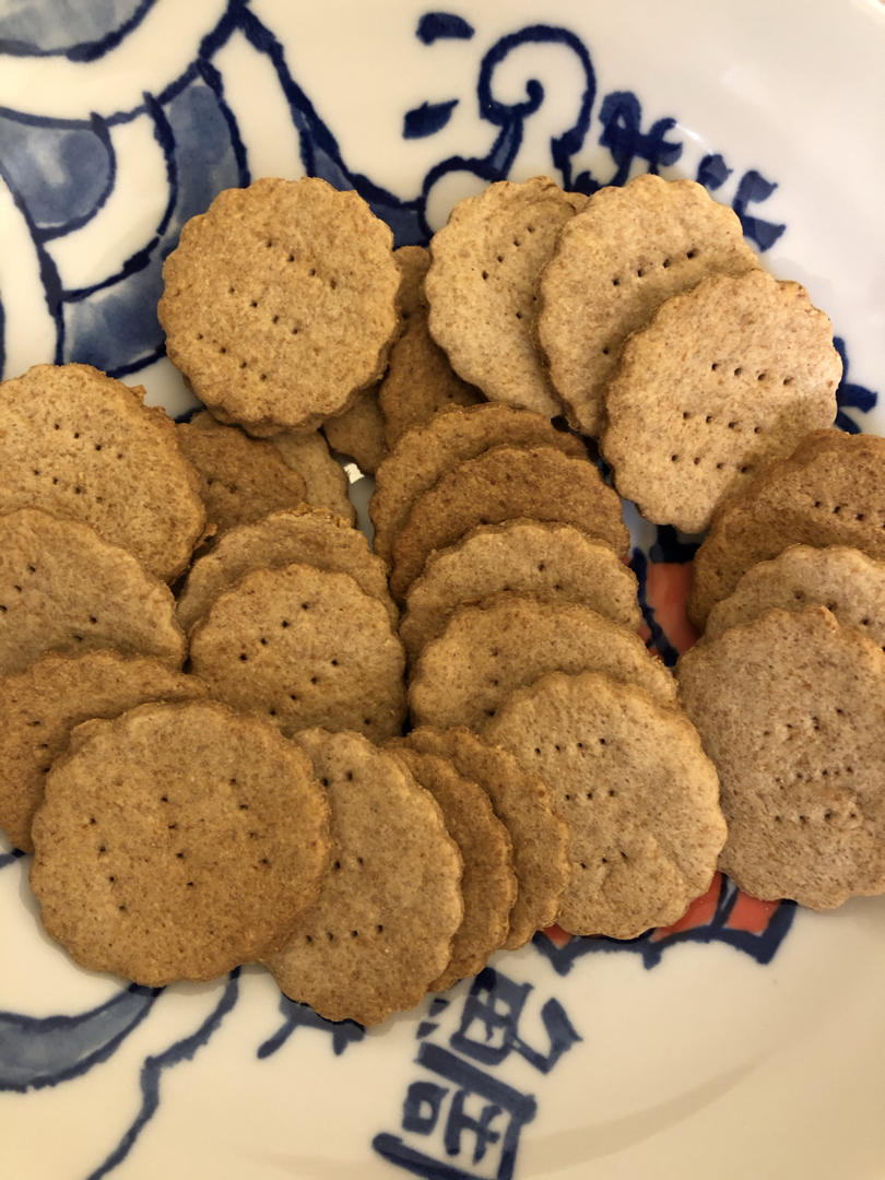 薄薄的，脆脆的，减肥期也能吃的全麦苏打饼干