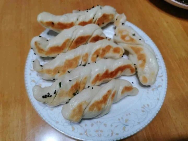 简单快手早餐美食~生煎小花卷