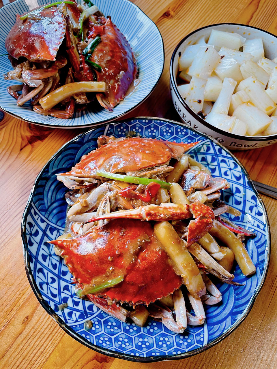 现在正是吃梭子蟹的季节，来一份梭子蟹炒年糕吧