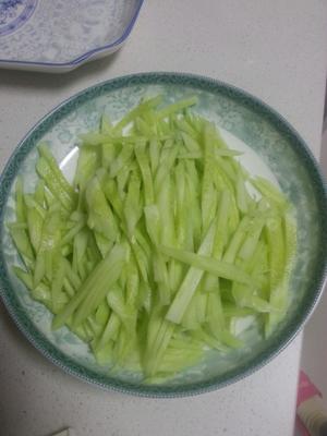 超好吃的黄瓜拌洋葱的做法 步骤1