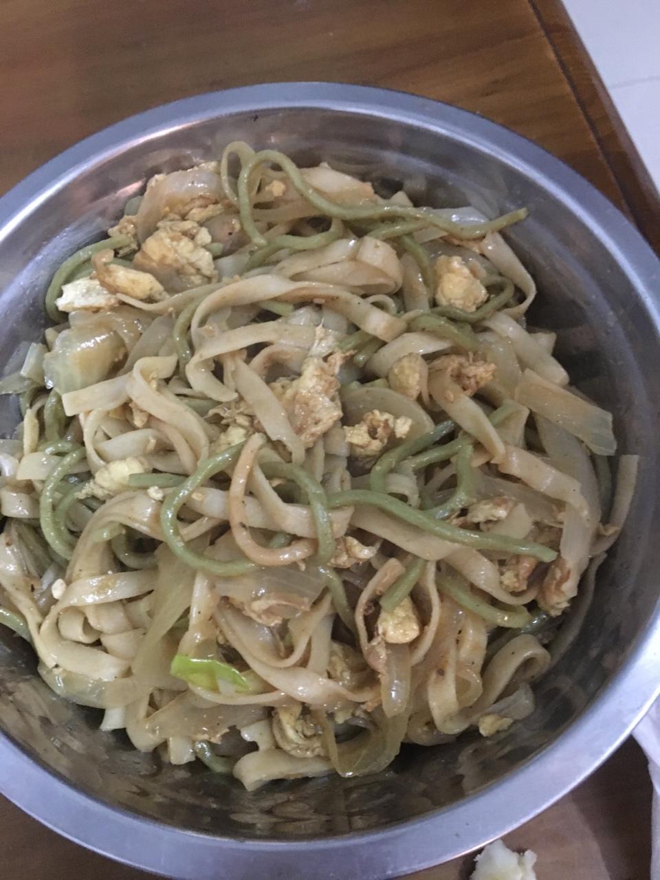 洋葱鸡蛋炒面