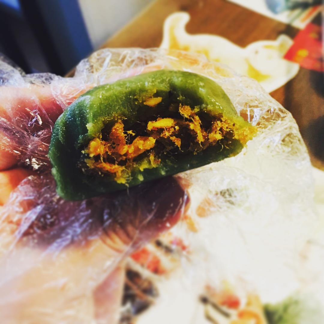 咸蛋黄肉松青团