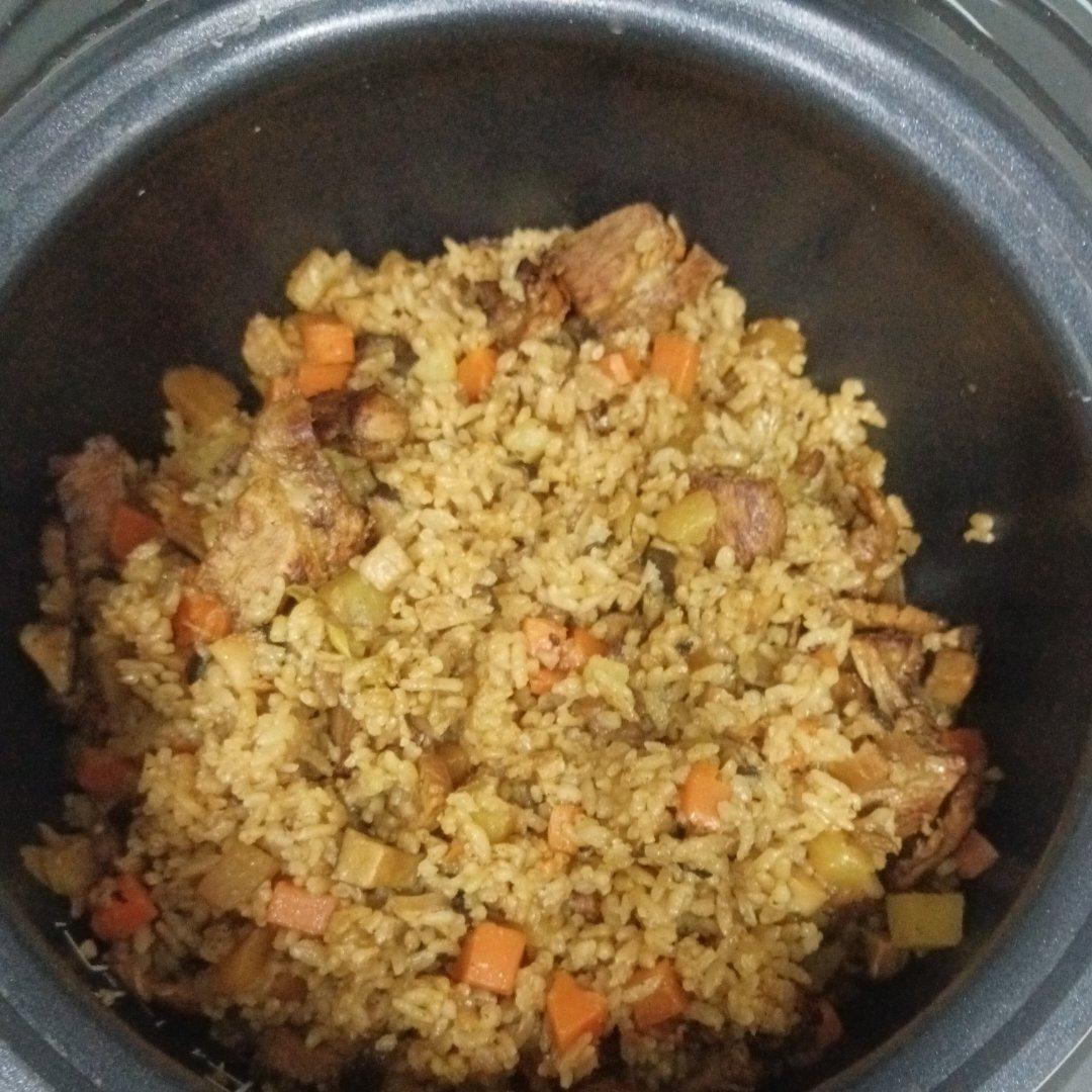无敌简单的土豆五花肉焖饭，肉香十足，吃一次就上瘾