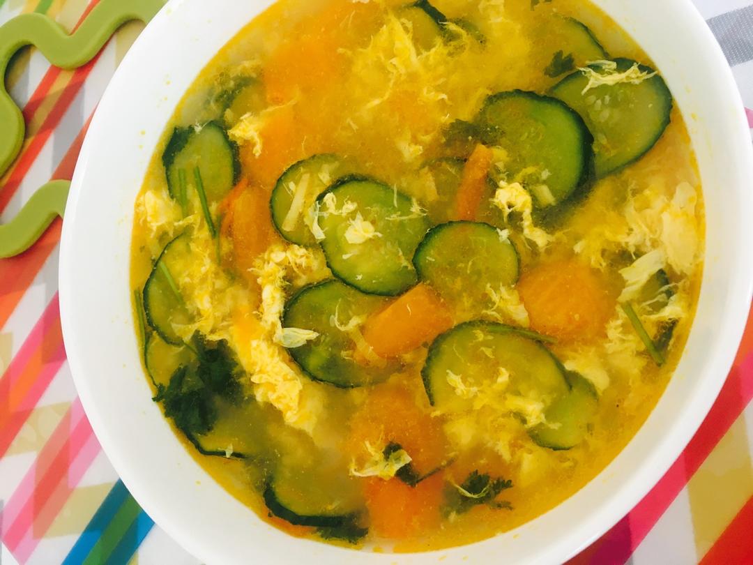 汤嘉怡做的鸡蛋西红柿黄瓜汤