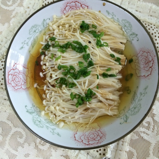 葱油金针菇——10分钟快手菜，你绝对不能错过的美味~