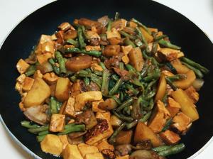 猪肉土豆豆角白菜炖豆腐的做法 步骤7
