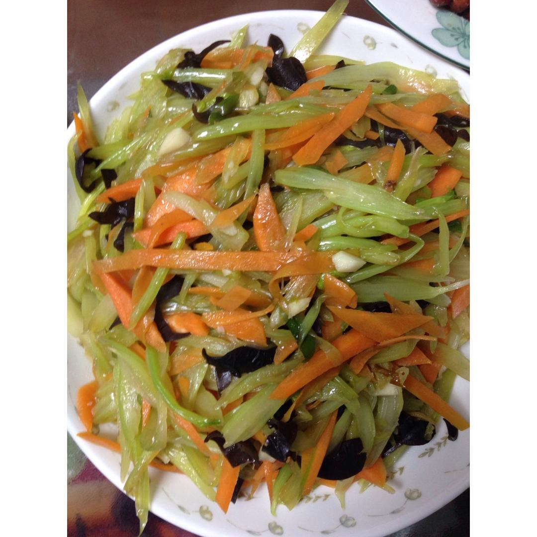 胡萝卜木耳炒芹菜