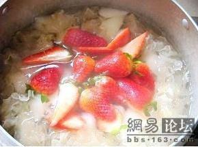 草莓银耳雪梨甜汤的做法 步骤3