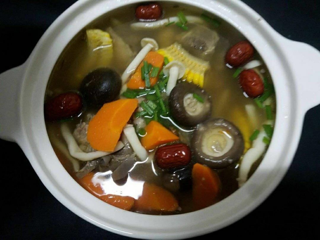 连喝三碗都不过瘾的(筒子骨汤）