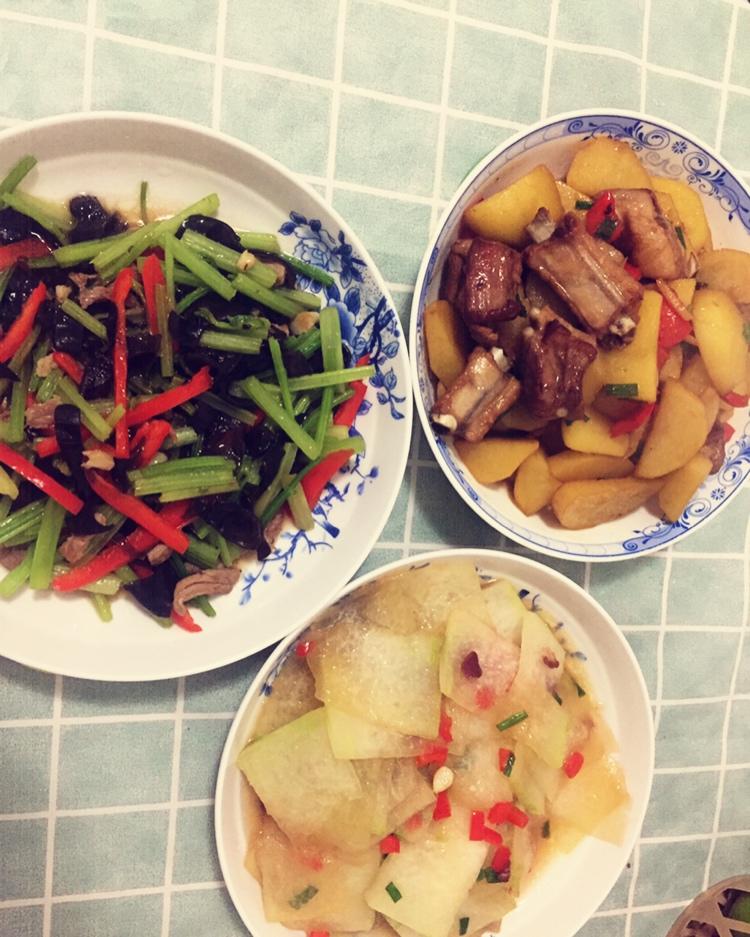 芹菜木耳炒肉丝