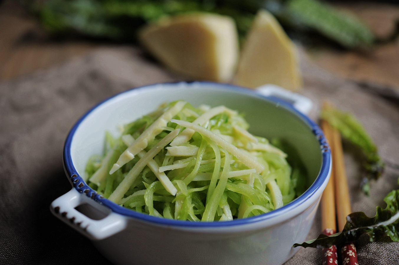 椒油炝拌莴笋丝