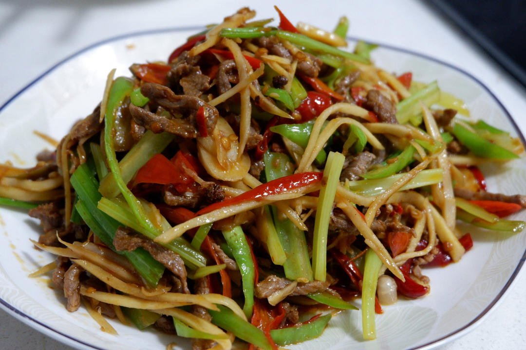 好吃到邻居敲门蹭饭的芹菜炒牛肉！