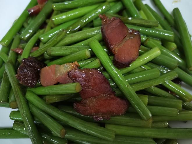 超简单下饭湘味菜-烟熏腊肉炒蒜苔的做法