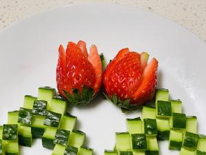 草莓摆盘 凹造型 创意
(添加更新中⋯)的做法 步骤13
