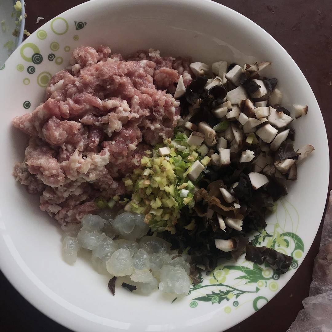 鲜掉眉毛的 三鲜水饺~