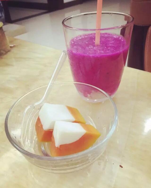 红心火龙果奶昔