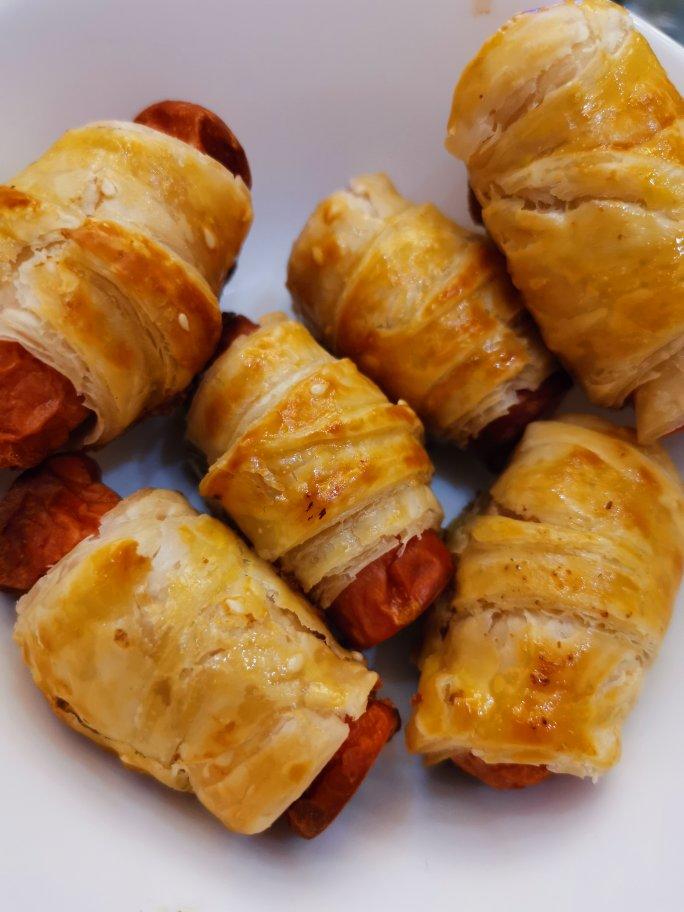 爱吃肉肉的大橙子做的香肠酥皮卷:手抓饼皮还能这样吃,不用和面快速